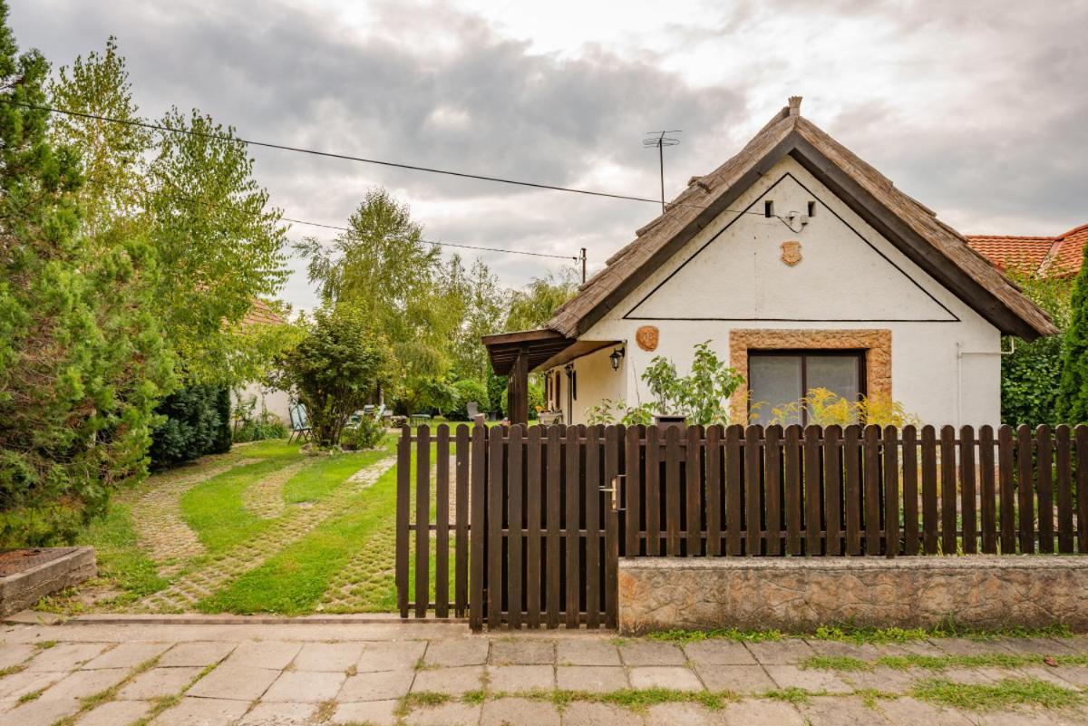 Lovely Cottage Home Velence Exterior foto